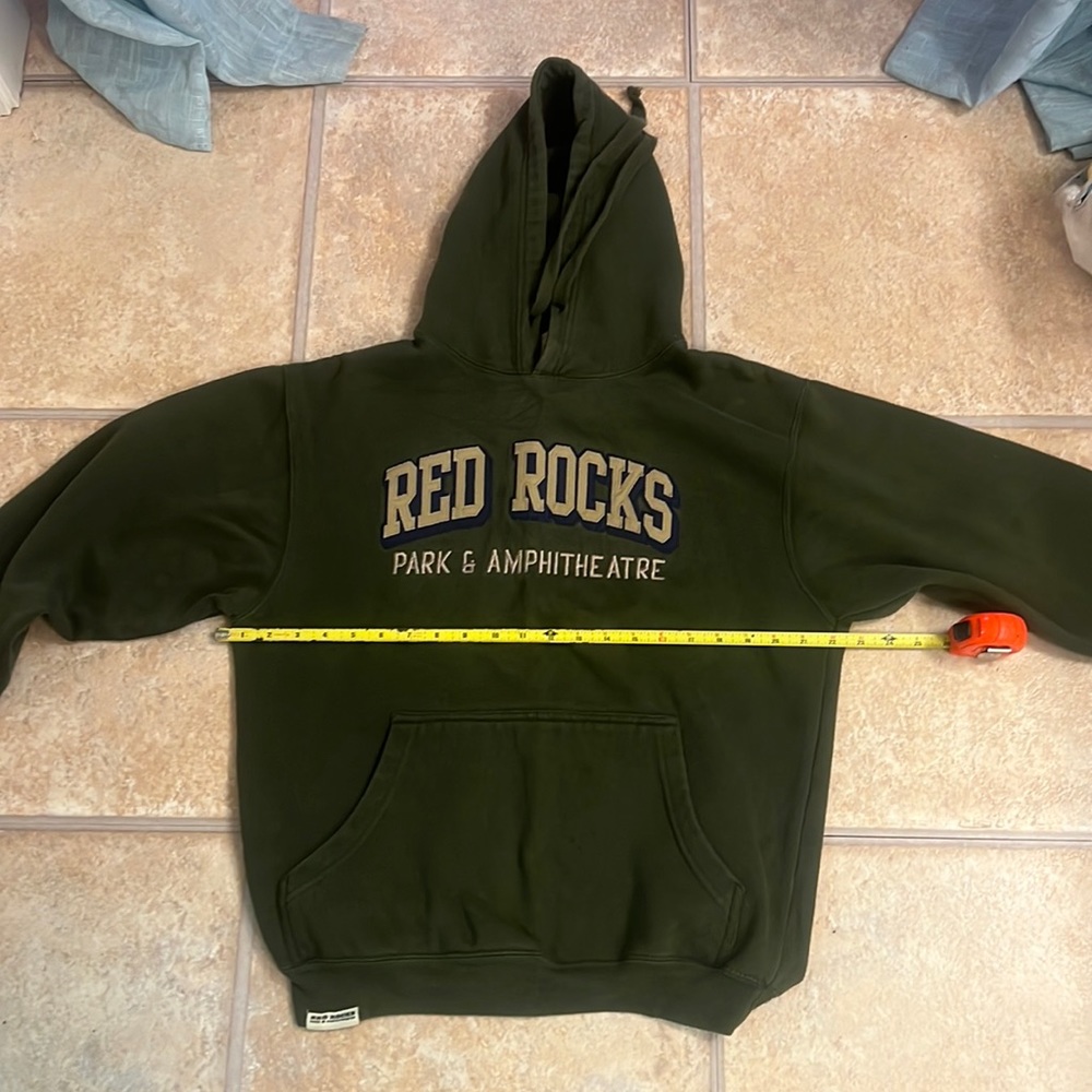 Vintage unisex Red Rocks hoodie small